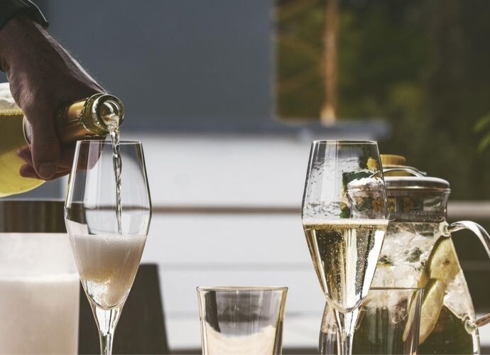 Biały wermut - w kieliszkach i nalewany z karafki