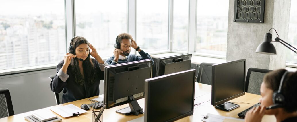 Wybór odpowiedniego biura to jedno z najważniejszych wyzwań, przed jakimi staje rozwijająca się firma. Właściwa przestrzeń biurowa wpływa nie tylko na komfort pracy zespołu, ale również na wizerunek firmy w oczach klientów i partnerów biznesowych