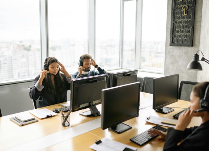 Wybór odpowiedniego biura to jedno z najważniejszych wyzwań, przed jakimi staje rozwijająca się firma. Właściwa przestrzeń biurowa wpływa nie tylko na komfort pracy zespołu, ale również na wizerunek firmy w oczach klientów i partnerów biznesowych