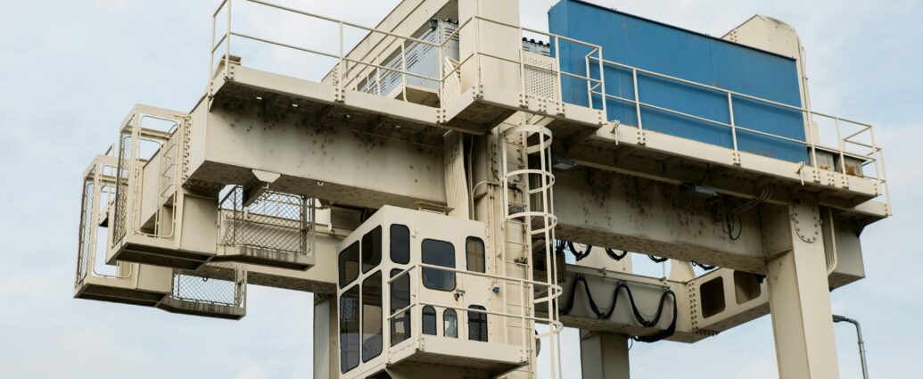 Winda towarowa to niezbędne urządzenie w każdym magazynie, które pozwala na szybki i bezpieczny transport towarów między piętrami