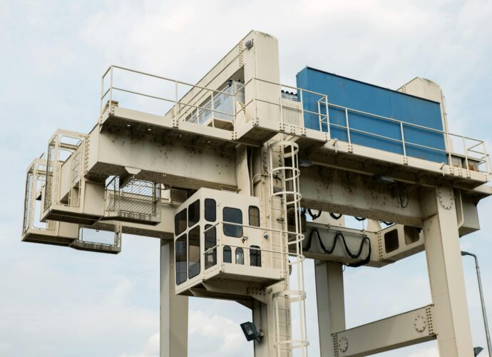 Winda towarowa to niezbędne urządzenie w każdym magazynie, które pozwala na szybki i bezpieczny transport towarów między piętrami