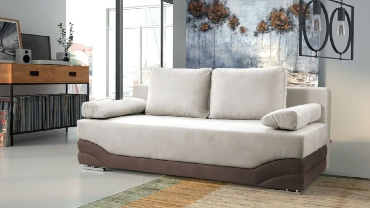 Bezowo-brązowa sofa dwuosobowa w salonie