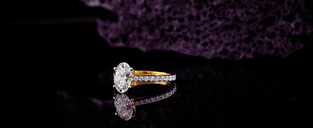 Biżuteria jako inwestycja - złoty pierścionek z brylantem