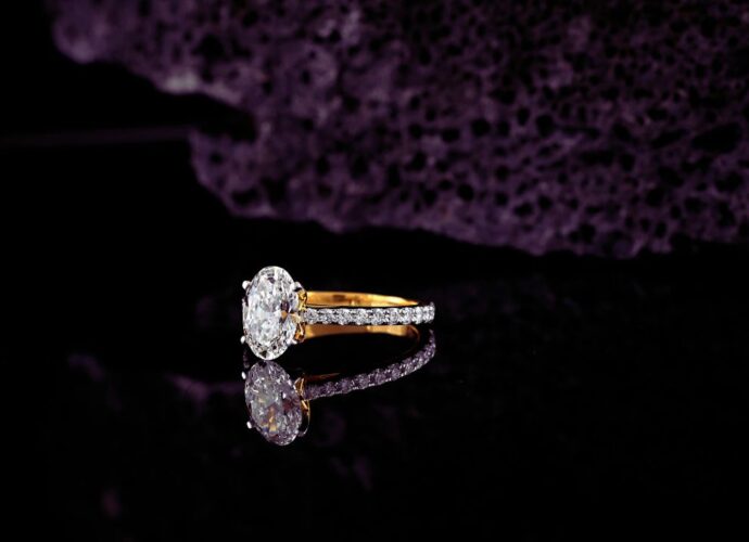 Biżuteria jako inwestycja - złoty pierścionek z brylantem