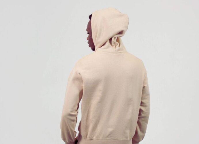 Jednym z elementów garderoby, który idealnie łączy te cechy, są bluzy – funkcjonalne, wygodne i coraz częściej personalizowane