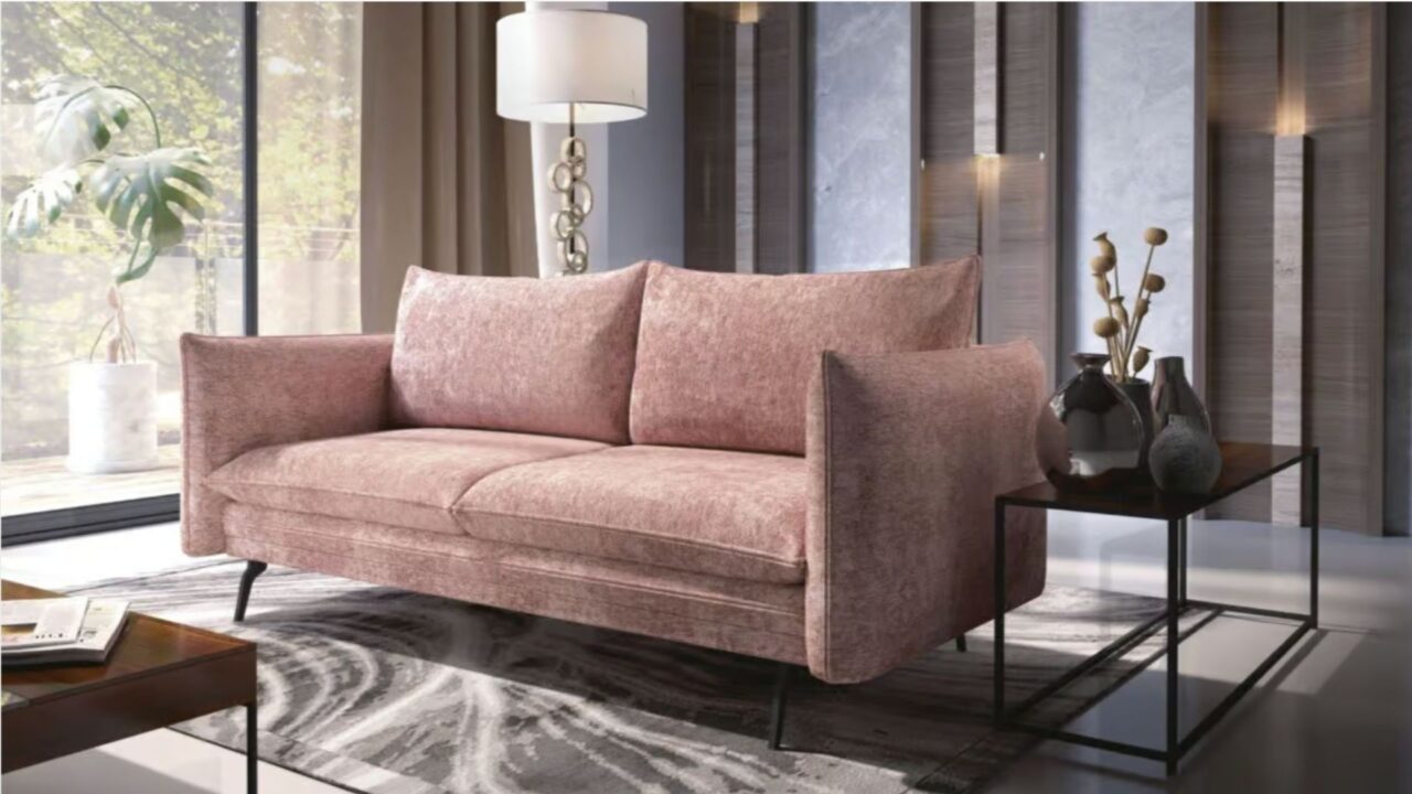 Elegancka sofa w kolorze pudrowego różu