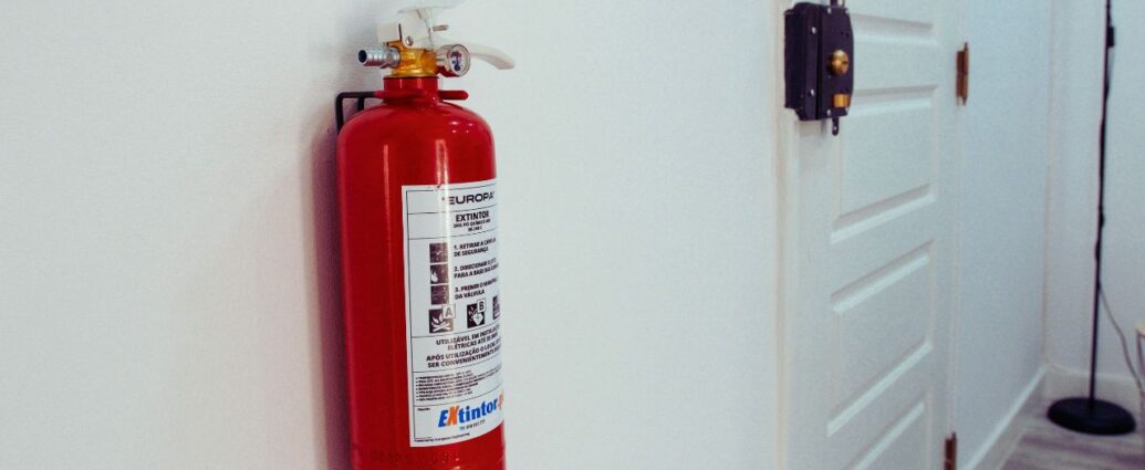 Jednym z najważniejszych elementów przygotowania do pożaru są gaśnice proszkowe – proste w obsłudze urządzenia, które mogą skutecznie powstrzymać pożar w jego wczesnej fazie
