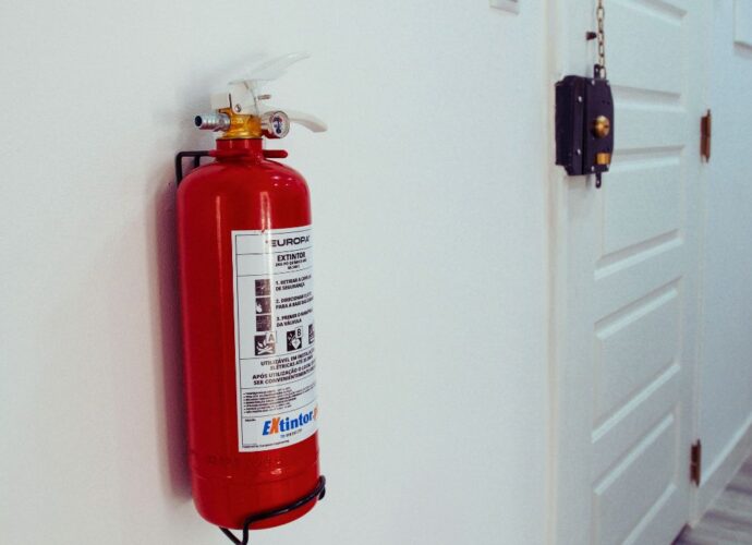 Jednym z najważniejszych elementów przygotowania do pożaru są gaśnice proszkowe – proste w obsłudze urządzenia, które mogą skutecznie powstrzymać pożar w jego wczesnej fazie