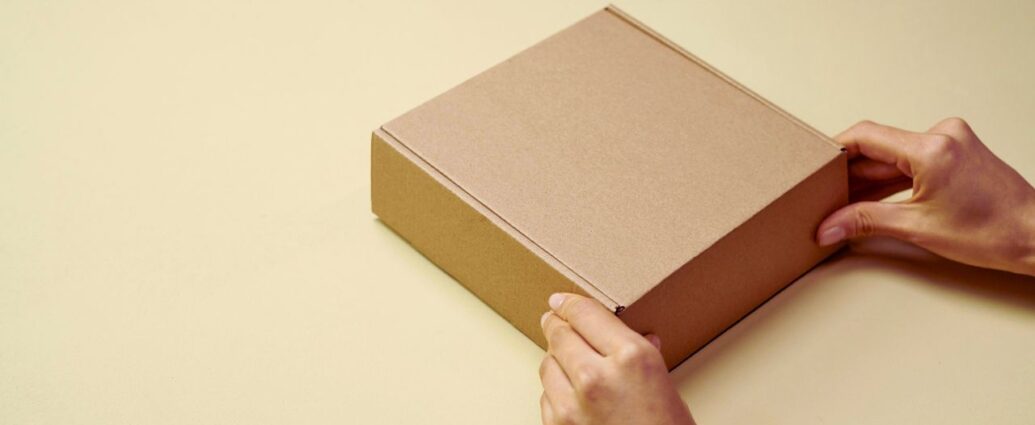 Odpowiedni karton nie tylko chroni towar podczas transportu, ale także wpływa na wizerunek firmy i komfort klienta