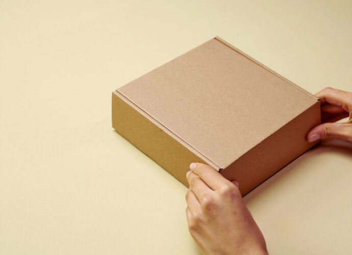 Odpowiedni karton nie tylko chroni towar podczas transportu, ale także wpływa na wizerunek firmy i komfort klienta