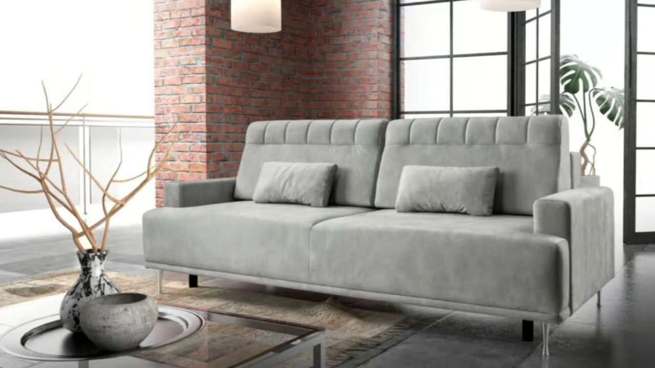 Klasyczna sofa w salonie loftowym