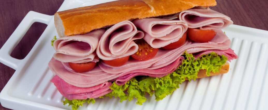 Kanapka z plasterkami mielonki z indyka