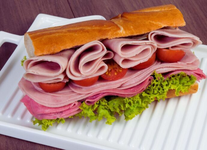 Kanapka z plasterkami mielonki z indyka