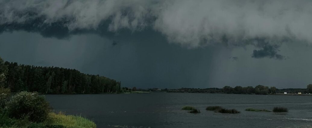 Burza nadciągająca nad jezioro