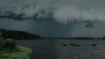 Burza nadciągająca nad jezioro