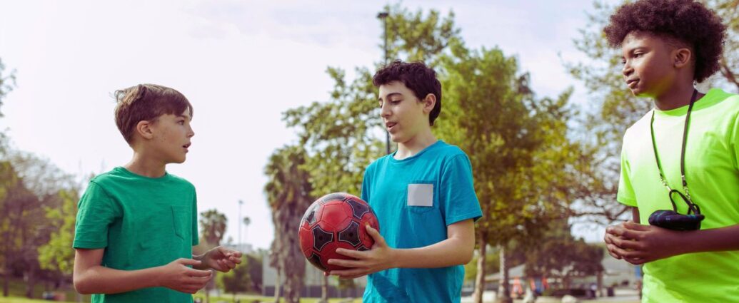 Obozy młodzieżowe to idealne miejsce, aby młodzi ludzie nauczyli się pracy w grupie. Wspólne gry, sportowe wyzwania i projekty edukacyjne wymagają współpracy, komunikacji i empatii