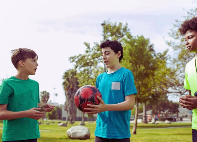 Obozy młodzieżowe to idealne miejsce, aby młodzi ludzie nauczyli się pracy w grupie. Wspólne gry, sportowe wyzwania i projekty edukacyjne wymagają współpracy, komunikacji i empatii