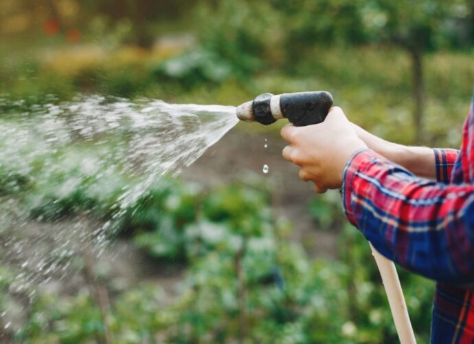 Jak używać opryskiwacza Trinity 590SC 10L w swoim gospodarstwie?