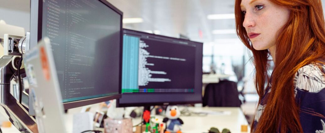 Rola prawnika IT staje się nieoceniona – nie tylko pomaga on zrozumieć obowiązki prawne, ale również wdraża praktyczne rozwiązania, które chronią firmę przed ryzykiem prawnym