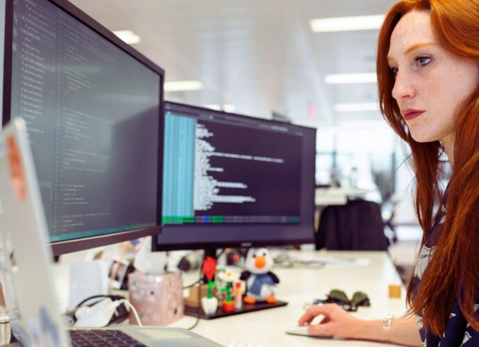 Rola prawnika IT staje się nieoceniona – nie tylko pomaga on zrozumieć obowiązki prawne, ale również wdraża praktyczne rozwiązania, które chronią firmę przed ryzykiem prawnym