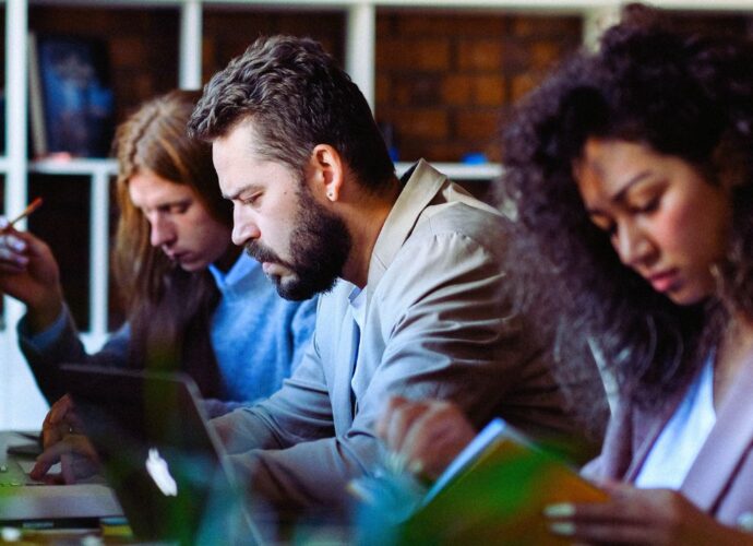 Restrukturyzacja spółki może być odpowiedzią na problemy, ale kluczowe jest odpowiednie rozpoznanie momentu, w którym działania takie stają się konieczne