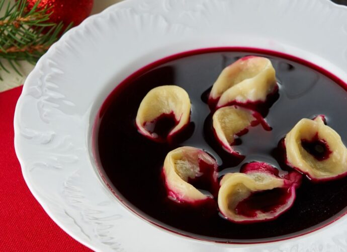 Wigilijny barszcz na zakwasie z uszkami, podany w porcelanowym talerzu