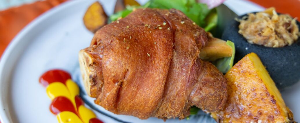 Pieczona golonka z podana z musztardą i ketchupem