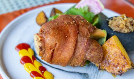 Pieczona golonka z podana z musztardą i ketchupem