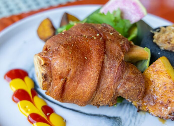 Pieczona golonka z podana z musztardą i ketchupem