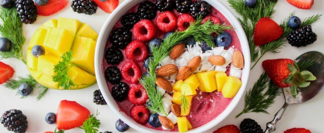 Śniadanie ze świeżymi owocami
