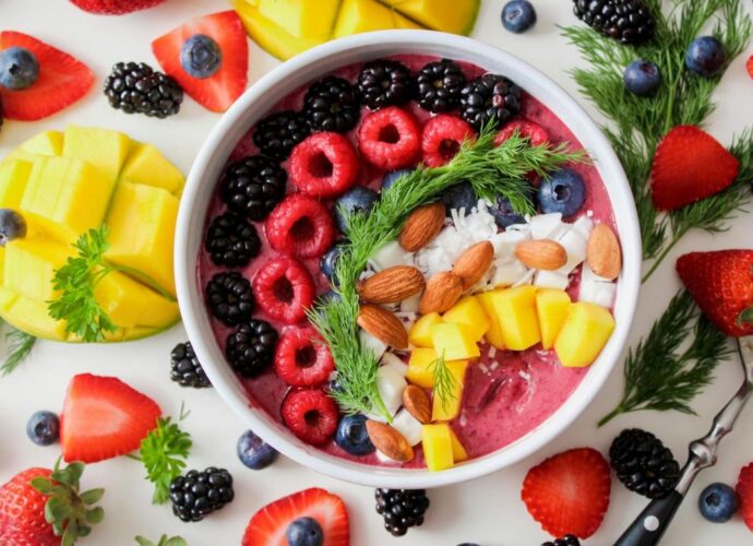 Śniadanie ze świeżymi owocami