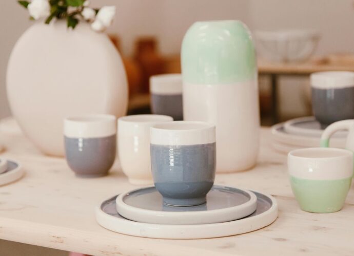 Zestaw ręcznie robionych naczyń ceramicznych