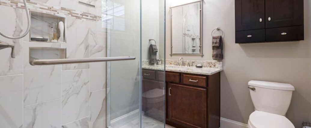 Mała łaizenka ze szklaną kabiną prysznicową