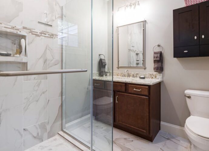 Mała łaizenka ze szklaną kabiną prysznicową