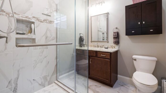 Mała łaizenka ze szklaną kabiną prysznicową