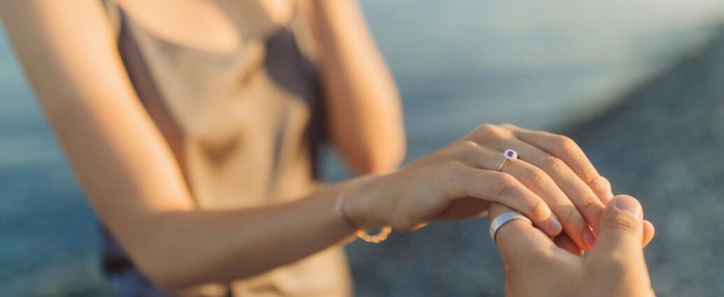 Na którym palcu nosi się pierścionek zaręczynowy?