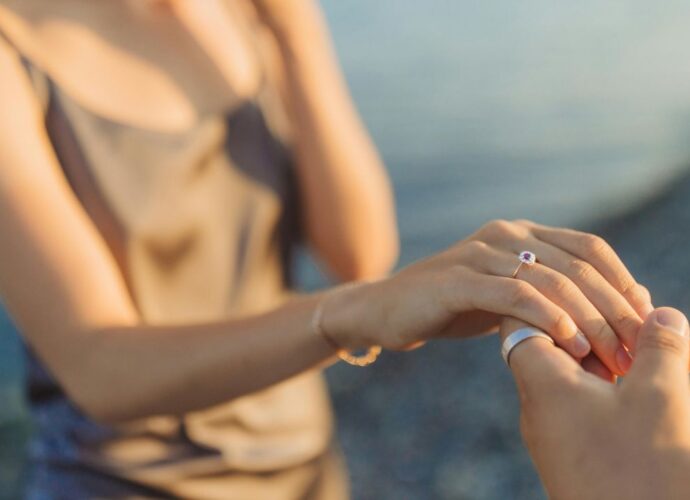 Na którym palcu nosi się pierścionek zaręczynowy?