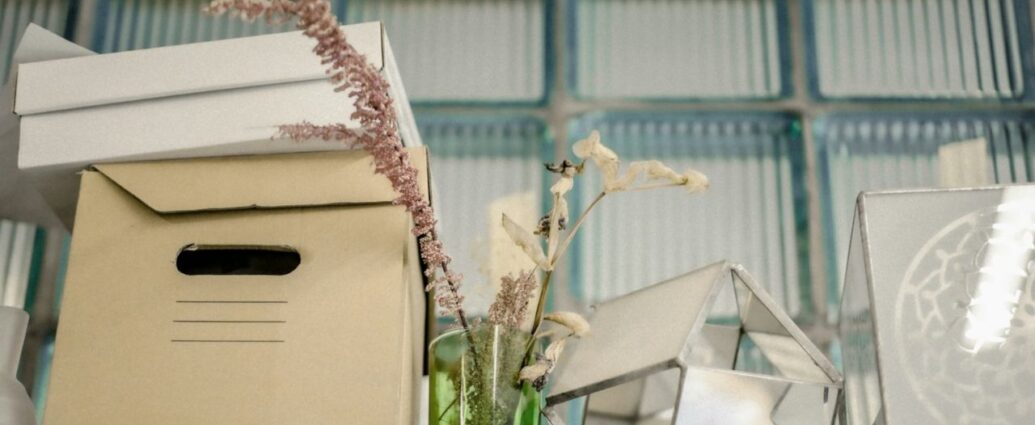 Pudła i kartony pomocne w przeprowadzce w firmie