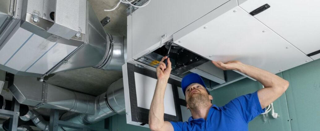 Rekuperacja usuwa zużyte powietrze, nawiewa świeże i odzyskuje przy tym sporą część ciepła, które normalnie uciekłoby kominem