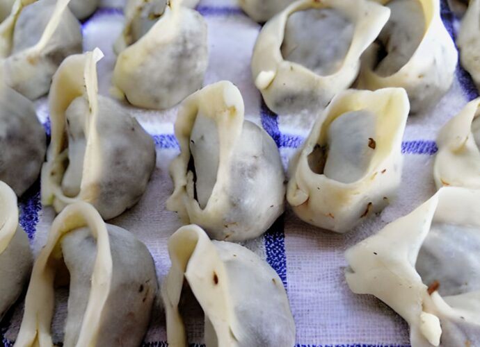 Domowe uszka z grzybami przygotowane do zamrożenia