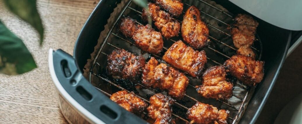 Kosz air fryera z upieczonym mięsem