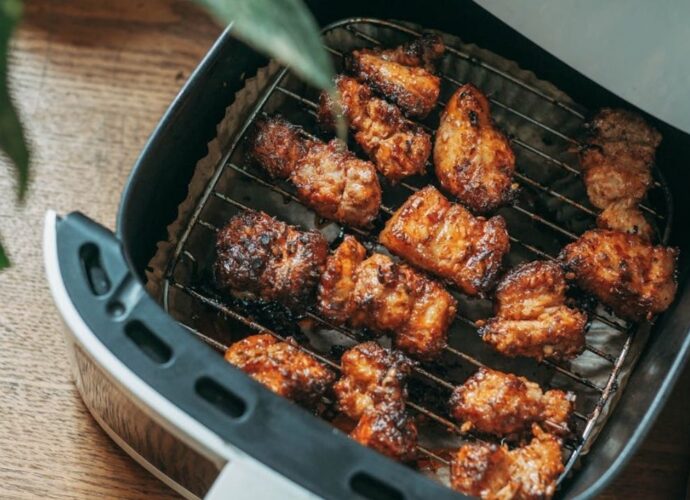 Kosz air fryera z upieczonym mięsem