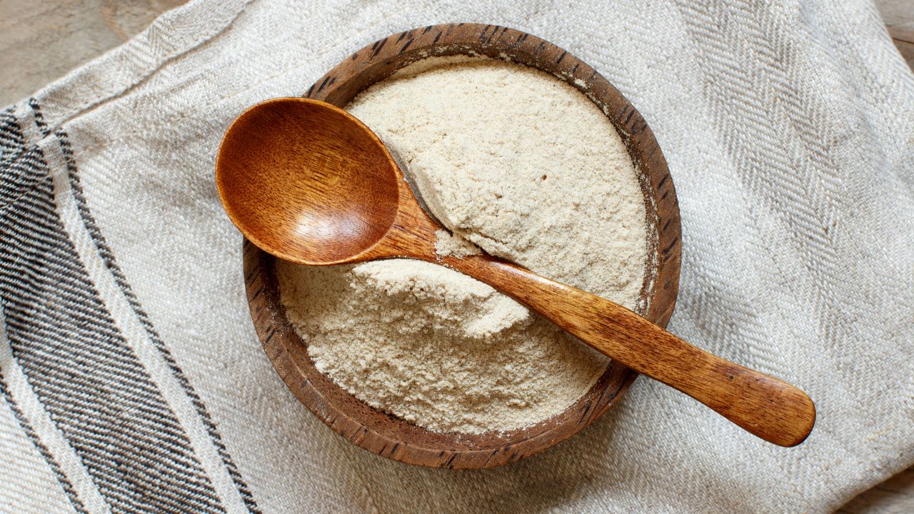 Mąka teff w drewnianej misce