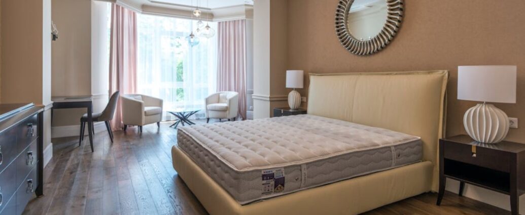 Łóżko dla pary w dużym materacem