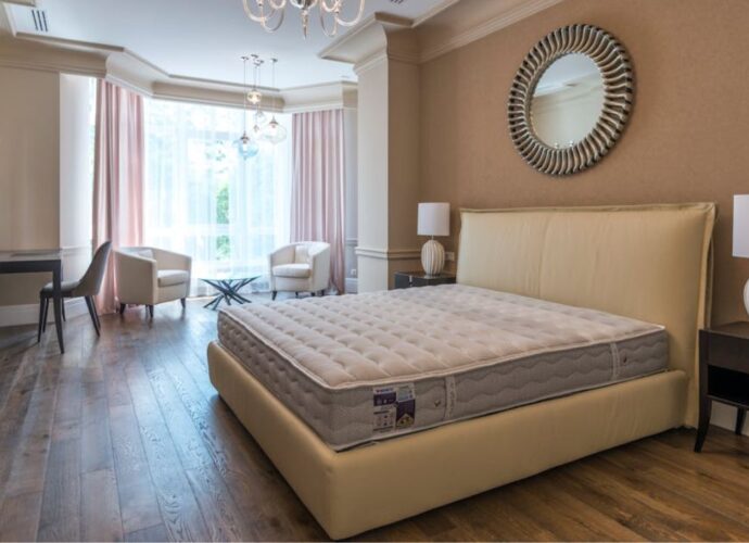 Łóżko dla pary w dużym materacem