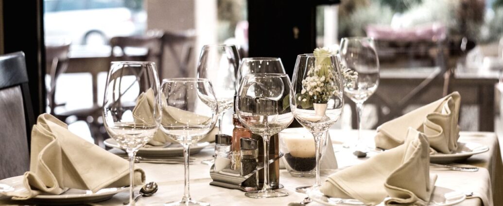 Zasady nakrywania do stołu mogą wydawać się reliktem przeszłości, jednak w rzeczywistości stanowią język, którym komunikujemy szacunek dla gości