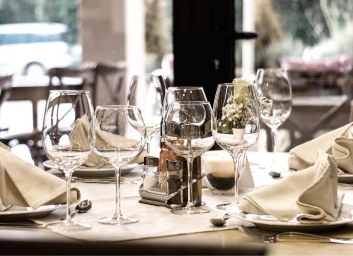 Zasady nakrywania do stołu mogą wydawać się reliktem przeszłości, jednak w rzeczywistości stanowią język, którym komunikujemy szacunek dla gości