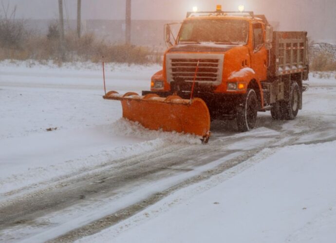 Pług odśnieża pobocze drogi
