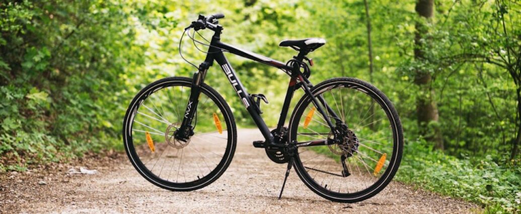 Czarny rower na leśnej ścieżce