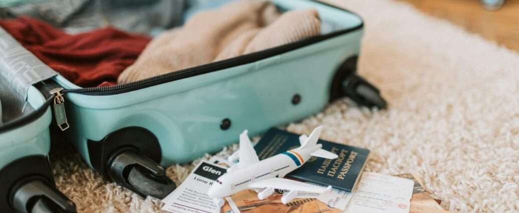 Rozpakowana walizka kabinowa z widocznymi kółkami